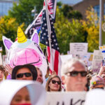 Manifestaciones “No Kings” reúnen a millones contra autoritarismo Principal