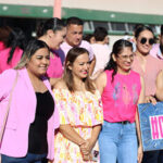 Cientos de ciudadanos participaron en la marcha rosa organizada por el Gobierno de Nuevo Casas Grandes para conmemorar el Día Internacional de la Lucha contra el Cáncer de Mama, promoviendo la detección temprana y el apoyo a mujeres que enfrentan esta enfermedad.