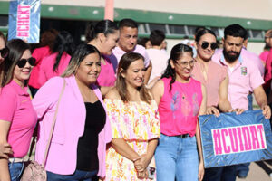 Cientos de ciudadanos participaron en la marcha rosa organizada por el Gobierno de Nuevo Casas Grandes para conmemorar el Día Internacional de la Lucha contra el Cáncer de Mama, promoviendo la detección temprana y el apoyo a mujeres que enfrentan esta enfermedad.