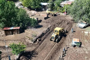 La gobernadora Maru Campos informó que se rehabilitan caminos en Casas Grandes tras las recientes inundaciones, con apoyo de varias dependencias estatales.
