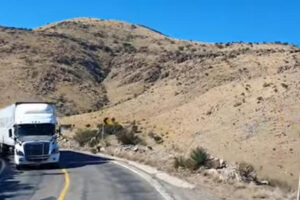 El exdiputado Eraclio “Yako” Rodríguez encabezó bloqueos en la carretera Janos–Agua Prieta como parte del paro nacional que exige revisar la nueva Ley General de Aguas impulsada por el Gobierno Federal.