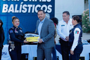 El alcalde Cruz Pérez Cuéllar entregó equipo y uniformes a elementos de la SSPM, fortaleciendo la seguridad y el trabajo operativo en Juárez.