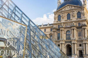 Un grupo de ladrones robó joyas de valor incalculable del Museo del Louvre en París, en un atraco rápido y profesional que conmociona a Francia.