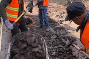 La Secretaría de Comunicaciones y Obras Públicas retiró más de 4 mil toneladas de tierra y escombro en la Colonia Juárez, Casas Grandes, tras las fuertes lluvias e inundaciones de octubre.