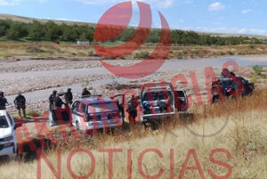 Un enfrentamiento en Ricardo Flores Magón, Chihuahua, dejó cuatro civiles muertos tras un operativo del grupo SWAT de la SSPE. Autoridades aseguraron armas y vehículos dañados.