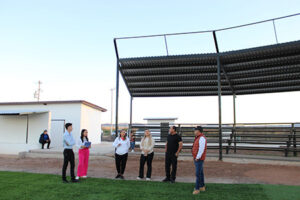 La alcaldesa Edith Escárcega supervisó los avances en la remodelación del campo de softbol de Nuevo Casas Grandes, obra ganadora del Presupuesto Participativo 2025.