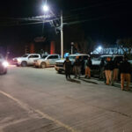 Tres menores de edad fueron detenidos junto a tres adultos en Nuevo Casas Grandes por portar armas largas y un vehículo con reporte de robo. Ya fueron trasladados a la FGR en Ciudad Juárez.