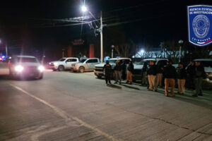 Tres menores de edad fueron detenidos junto a tres adultos en Nuevo Casas Grandes por portar armas largas y un vehículo con reporte de robo. Ya fueron trasladados a la FGR en Ciudad Juárez.