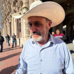 Adrián LeBarón encabezó una protesta frente al Palacio de Gobierno junto a productores del noroeste de Chihuahua, quienes rechazan la nueva Ley del Agua impulsada desde la federación.