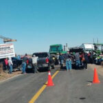 Agricultores cerraron totalmente las carreteras Chihuahua-Delicias y Ascensión-Janos en protesta por la Ley de Aguas, generando filas de kilómetros y afectando el transporte de carga y particulares.