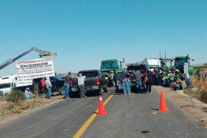 Agricultores cerraron totalmente las carreteras Chihuahua-Delicias y Ascensión-Janos en protesta por la Ley de Aguas, generando filas de kilómetros y afectando el transporte de carga y particulares.