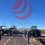 Agricultores cerraron nuevamente el tramo Janos–Ascensión en protesta contra el Gobierno Federal; el bloqueo es total y podría abrirse parcialmente más tarde para autos pequeños.