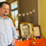 El alcalde Francis Leany recorrió las bibliotecas de Galeana para admirar los altares de muertos dedicados a Frida Kahlo, Mario Benedetti, Gabriel García Márquez y Salvador González.