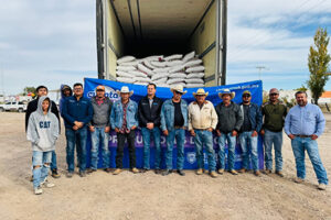 Alcalde de Galeana entregó 70 toneladas de concentrado a 70 productores, con apoyo estatal y municipal para fortalecer el sector agropecuario.