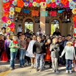 Niños del Jardín de Niños Paquimé y la Primaria María Martínez visitaron la Presidencia Municipal de Casas Grandes para conmemorar el Día de Muertos.