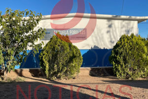 Dos estudiantes dejaron de asistir a clases tras ser agredidos con un cuchillo por un compañero en la escuela Ford 125 de Nuevo Casas Grandes. Padres piden acción inmediata.