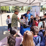 Alumnos de la primaria Gregorio Torres Quintero visitaron el 35 Batallón de Infantería en NCG, donde participaron en Honores a la Bandera y conocieron equipo, vehículos y actividades del Ejército Mexicano.