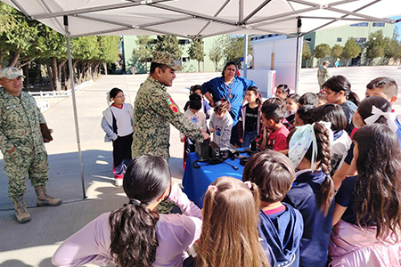Alumnos de la primaria Gregorio Torres Quintero visitaron el 35 Batallón de Infantería en NCG, donde participaron en Honores a la Bandera y conocieron equipo, vehículos y actividades del Ejército Mexicano.