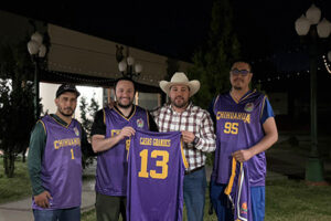 El alcalde de Casas Grandes, Roberto Lucero Galaz, entregó uniformes, transporte e inscripciones al equipo de basquetbol que competirá en el Torneo Nacional de Maxibaloncesto en Puebla.