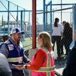 La gobernadora Maru Campos dio arranque al programa “Juntos Construimos”, junto con ICHIFE, para fortalecer y equipar escuelas en todo Chihuahua. El acto se realizó en la Secundaria Estatal 3044, donde se entregó nuevo equipamiento educativo.