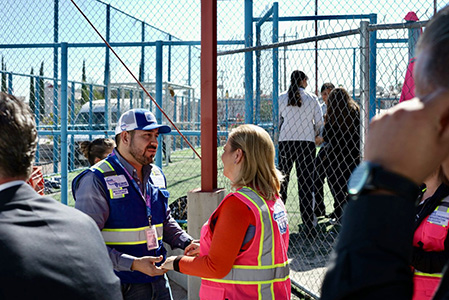 La gobernadora Maru Campos dio arranque al programa “Juntos Construimos”, junto con ICHIFE, para fortalecer y equipar escuelas en todo Chihuahua. El acto se realizó en la Secundaria Estatal 3044, donde se entregó nuevo equipamiento educativo.