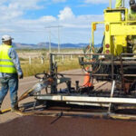 La SICT Chihuahua avanza en la segunda etapa de conservación del tramo Nuevo Casas Grandes–Janos con una inversión de 21.74 millones de pesos, abarcando 16 kilómetros dentro del Programa de Conservación Periódica 2025 del Gobierno de México.