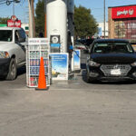 Bloqueos en cruces comerciales generan desabasto de gasolina y largas filas en Ciudad Juárez, afectando el suministro proveniente de EE.UU.