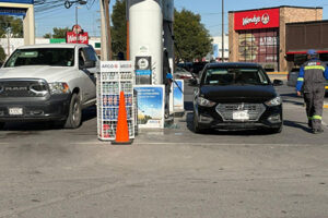 Bloqueos en cruces comerciales generan desabasto de gasolina y largas filas en Ciudad Juárez, afectando el suministro proveniente de EE.UU.