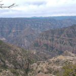 La CEPC informó que el frente frío 14 provocará descenso de temperaturas y heladas en la Sierra Tarahumara. Se esperan vientos de más de 35 km/h y un ambiente muy frío en municipios del oeste y suroeste del estado.