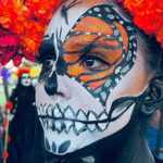 El CETIS 93 de Nuevo Casas Grandes celebró su Gran Festival del Día de Muertos con concursos de altares, catrinas y alebrijes llenos de creatividad.