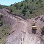 La carretera Bavispe–Nuevo Casas Grandes avanza 75% y concluirá en diciembre. Con más de 100 millones de dólares de inversión, impulsará el comercio y el desarrollo regional entre Sonora y Chihuahua.