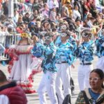 Maru Campos encabezó el desfile por el 115 aniversario de la Revolución Mexicana ante más de 30 mil asistentes en el Centro de Chihuahua.