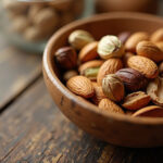 Comer frutos secos diariamente aporta grasas saludables, proteínas y antioxidantes que protegen el corazón y mejoran el metabolismo. Una porción de 30 gramos al día es ideal para disfrutar sus beneficios sin exceder las calorías recomendadas.