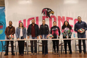 El torneo municipal YODAES abrió su nueva temporada en honor a Martha Meza Fraga. Autoridades locales destacaron su trayectoria y entregaron trofeos a jugadores destacados. Equipos iniciaron competencia con ambiente deportivo.