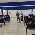 El 35/o Batallón de Infantería impartió pláticas preventivas sobre el consumo de drogas a estudiantes del CETIS 93, promoviendo valores y conciencia social entre la juventud.