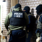 El temor a ICE provoca que mujeres migrantes eviten acudir a clínicas o programas preventivos, afectando su salud y la de sus familias en comunidades agrícolas y domésticas.