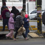 El frente frío 16 llegará este viernes con heladas en la sierra, vientos fuertes y lluvias aisladas en el noreste. Autoridades recomiendan abrigarse y extremar precauciones por los cambios bruscos de temperatura.