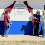 América García, directora regional del Bienestar, visitó la secundaria Benito Juárez en Ascensión para constatar los avances logrados con La Escuela es Nuestra, programa que promueve la participación ciudadana en el uso transparente de recursos federales.