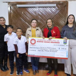 La presidenta de NCG entregó apoyos a planteles básicos mediante el programa Escuelas sin Frío, que dota de gas para calefactores y garantiza espacios seguros en invierno.