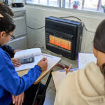 Chihuahua invierte 9.4 mdp para que mil 720 escuelas adquieran gas y garanticen espacios seguros y cálidos durante la temporada invernal.