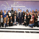 La UACJ reconoció a estudiantes destacados e integrales del semestre 2025-1, incluyendo a 27 jóvenes del Campus Nuevo Casas Grandes. El rector destacó que solo el 0.5% de la matrícula recibe esta distinción.