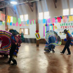 La primaria Rodrigo M. Quevedo celebró su Fiesta Revolucionaria con bailes, música y antojitos. Alumnos de todos los grados sorprendieron con presentaciones llenas de color y tradición. Un evento que unió a la comunidad en un ambiente festivo y familiar.