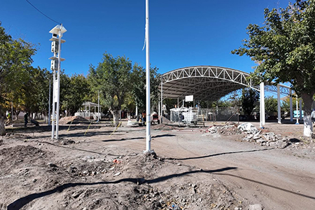 El Gobierno Municipal de Janos informó que la rehabilitación de la Plaza Principal registra un avance del 40%. El proyecto busca modernizar el espacio público y fortalecer la convivencia familiar.