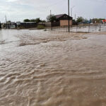 La delegada de Bienestar, Mayra Chávez, informó que el Gobierno de Chihuahua no elaboró un padrón de afectados ni solicitó declaratoria de emergencia tras las lluvias.