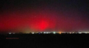 Increíble fenómeno natural en Chihuahua: auroras boreales tiñeron de rojo y violeta el cielo de Villa Ahumada, sorprendiendo a cientos de habitantes.
