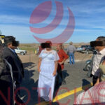 Dos parejas rumbo a su boda en Janos quedaron atrapadas por el bloqueo Ascensión–Janos y convivieron entre bromas con los productores.