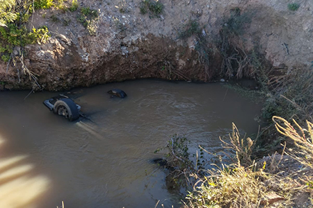 La Fiscalía de Chihuahua identificó a Fredy B. H., de 30 años, como el hombre que murió junto a una mujer cuando su vehículo cayó al canal de la Laguna Fierro en Nuevo Casas Grandes. Autoridades continúan investigando las causas del accidente.