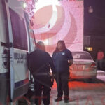 Una joven de 19 años atacó con un cuchillo en la cabeza a su pareja por celos en el ejido Benito Juárez. El lesionado fue trasladado a Nuevo Casas Grandes por la Cruz Roja Mexicana.