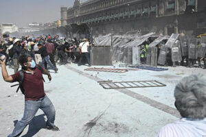 El movimiento MAGA en Estados Unidos utiliza las protestas contra Claudia Sheinbaum para impulsar la narrativa de una intervención militar en México, aprovechando la tensión política y la percepción de inestabilidad.