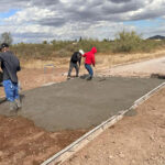 La Presidencia Municipal de Janos inició el colado de concreto hidráulico en el tramo carretero de la Colonia Fernández Leal, mejorando la seguridad y uniformidad de la vialidad.